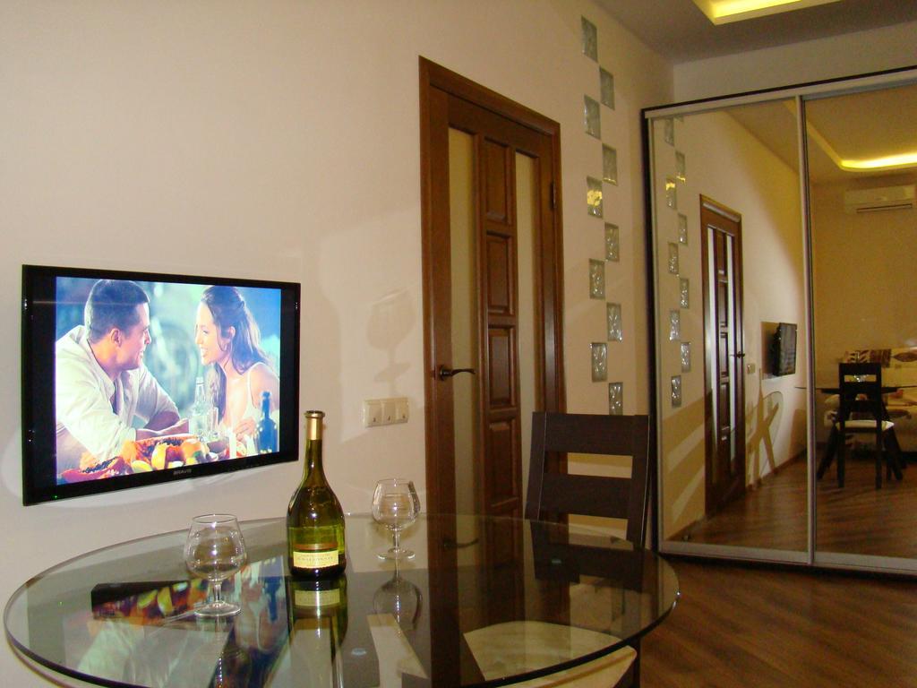 Pleasure Apartment Near Center Of Odessa Exterior foto